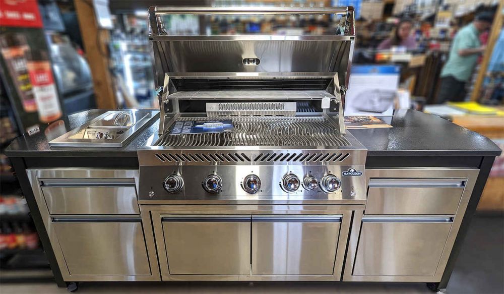 Napoleon 700 Gas Grill with Challenger 94